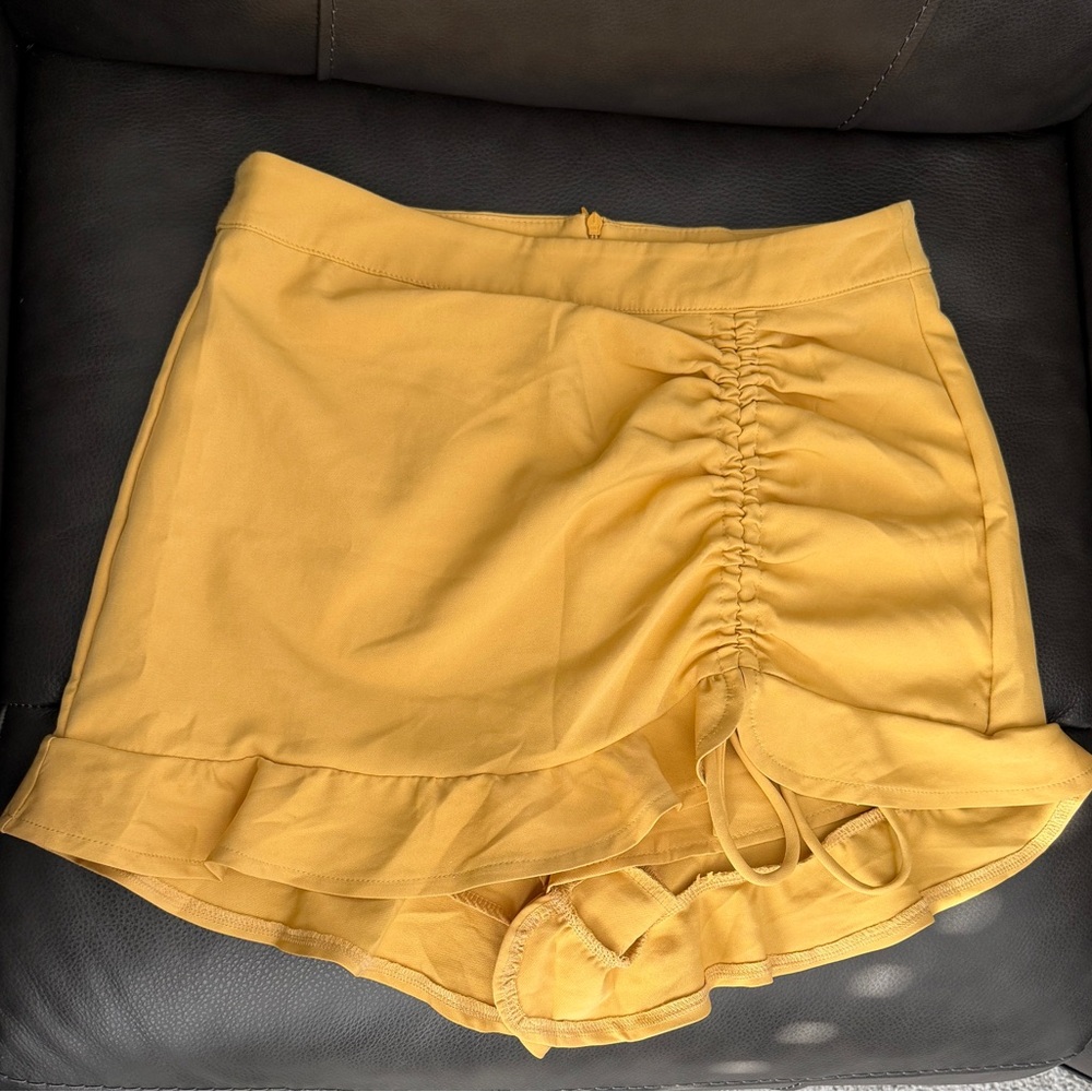Preloved Yellow Women's Ruffled Shorts